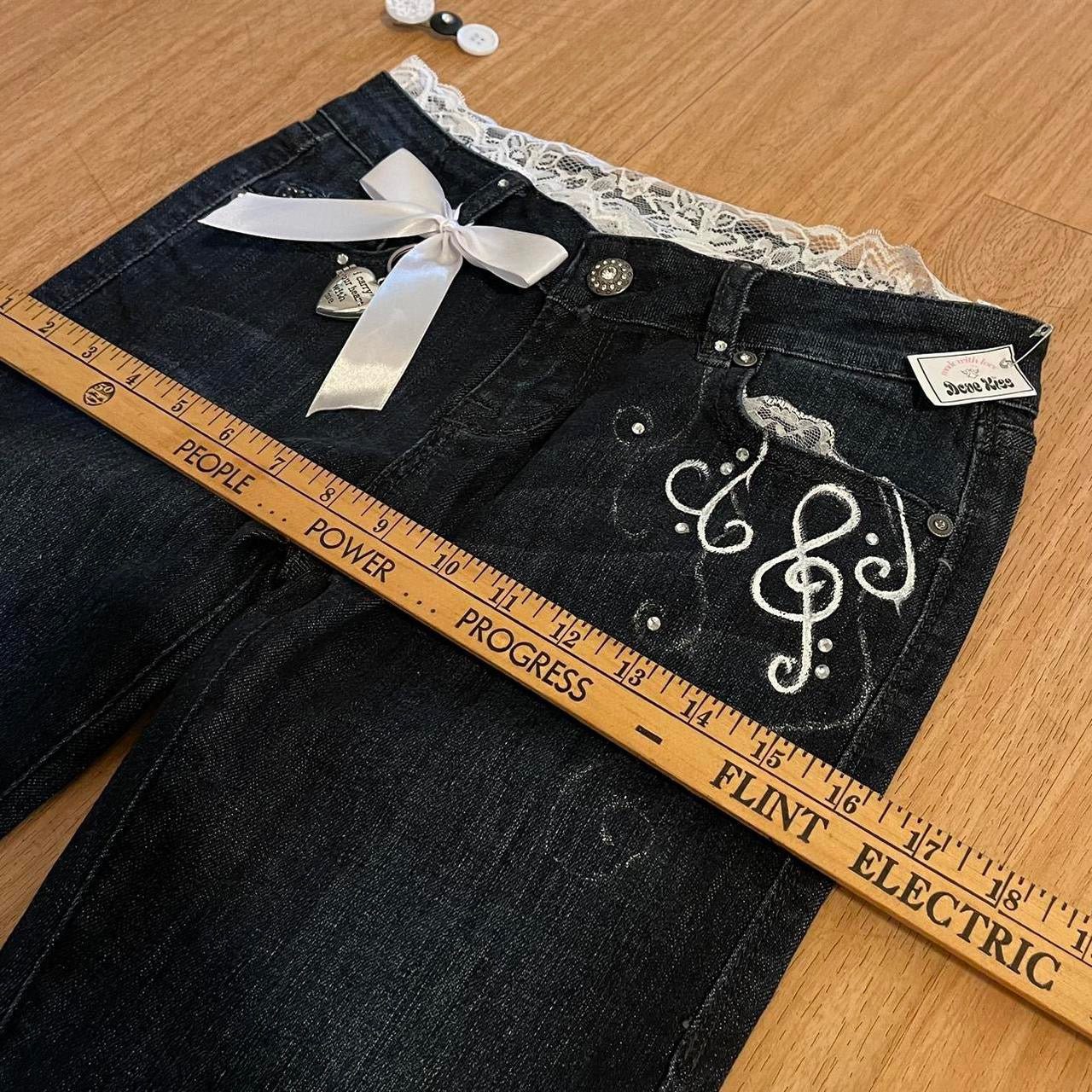 ୨୧ 𝐃𝐎𝐕𝐄 𝐊𝐈𝐒𝐒 “Dove’s Requiem” ribbon flare jeans with matching hair clip