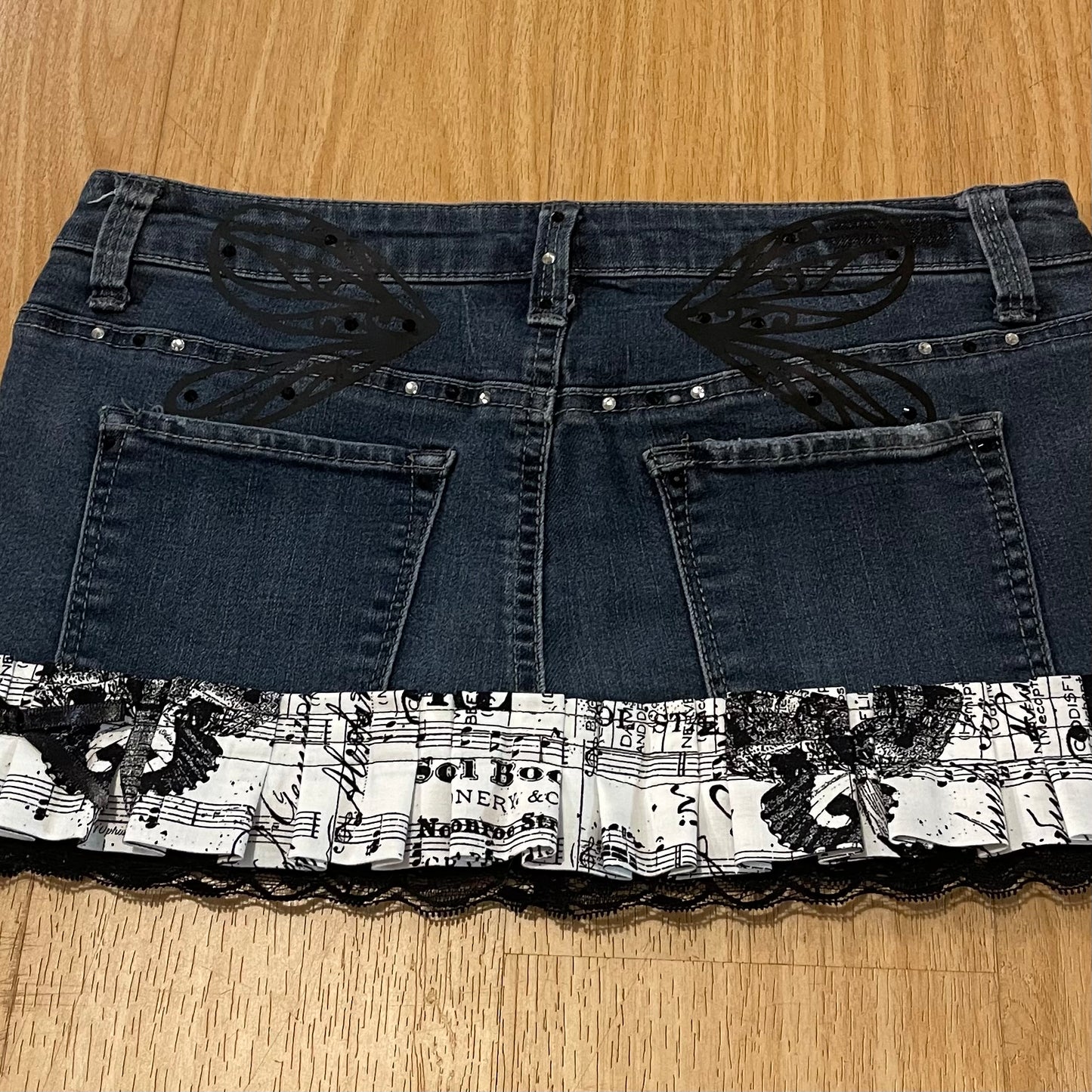 𓏲ּ𝄢 𝐃𝐎𝐕𝐄 𝐊𝐈𝐒𝐒 2000s ‘Musical Moth’ Princess Mini Skirt - SIZE S