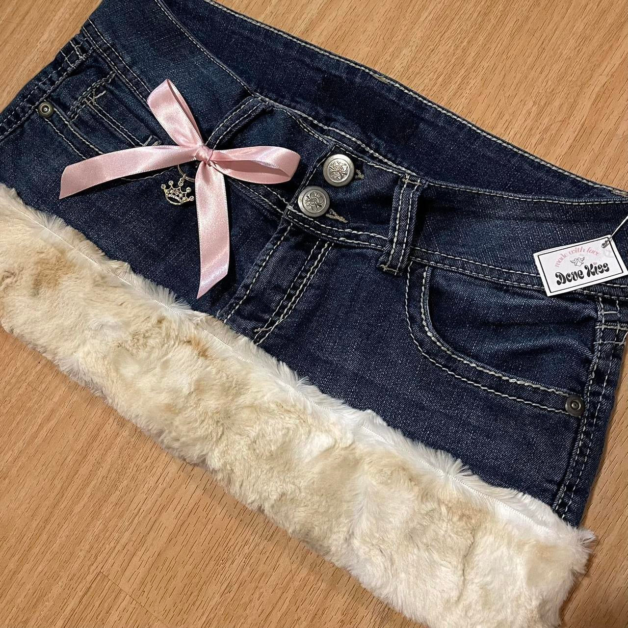 𓏲ּ𝄢 𝐃𝐎𝐕𝐄 𝐊𝐈𝐒𝐒 2000s princess micro mini faux fur trim skirt with hair clip