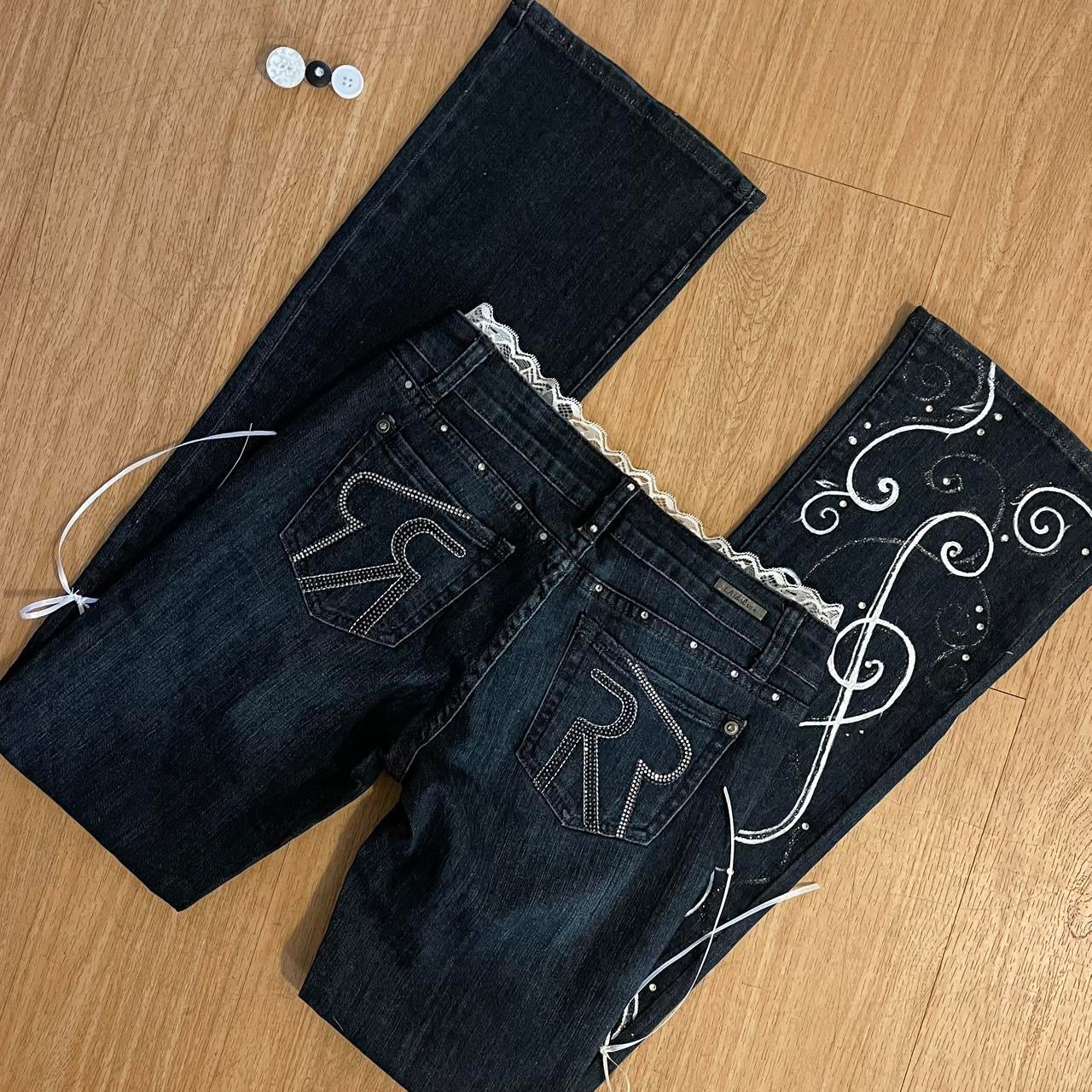୨୧ 𝐃𝐎𝐕𝐄 𝐊𝐈𝐒𝐒 “Dove’s Requiem” ribbon flare jeans with matching hair clip