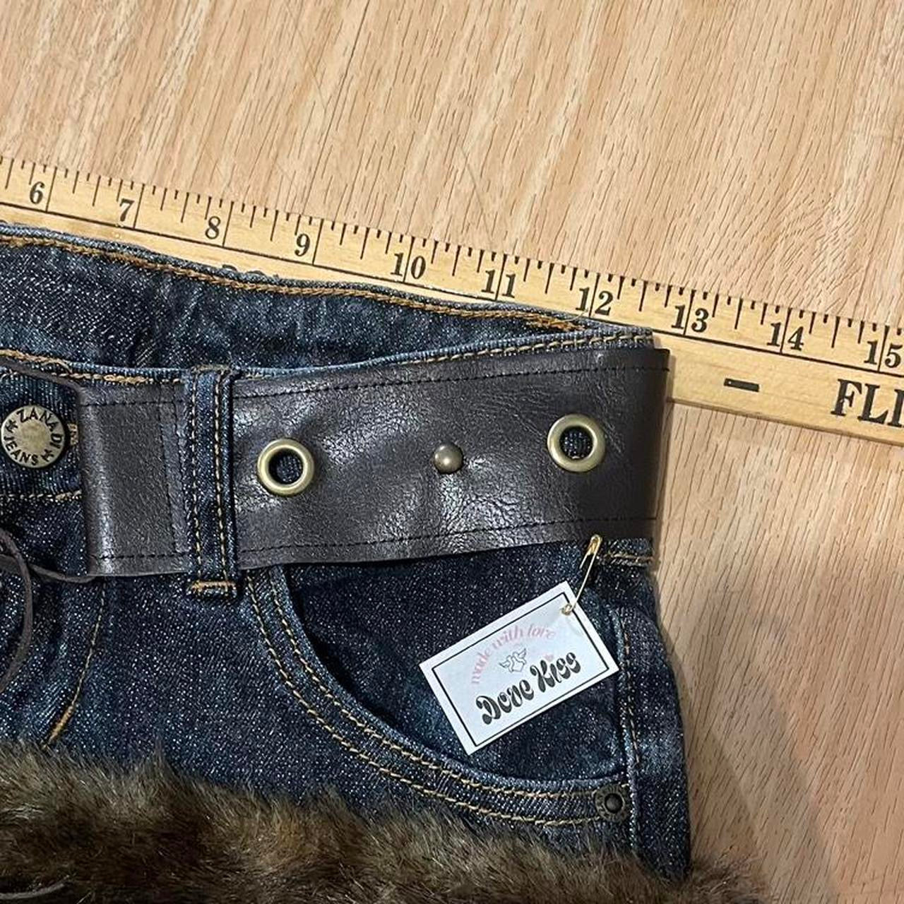 ୨୧ 𝐃𝐎𝐕𝐄 𝐊𝐈𝐒𝐒 2000s grunge micro mini faux fur trim skirt