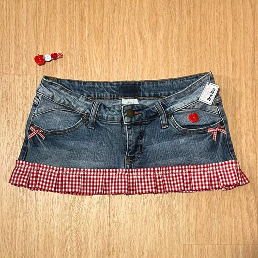 ୨୧ Dove Kiss 2000s ‘apple pie princess’ mini denim skirt with matching hair clip
