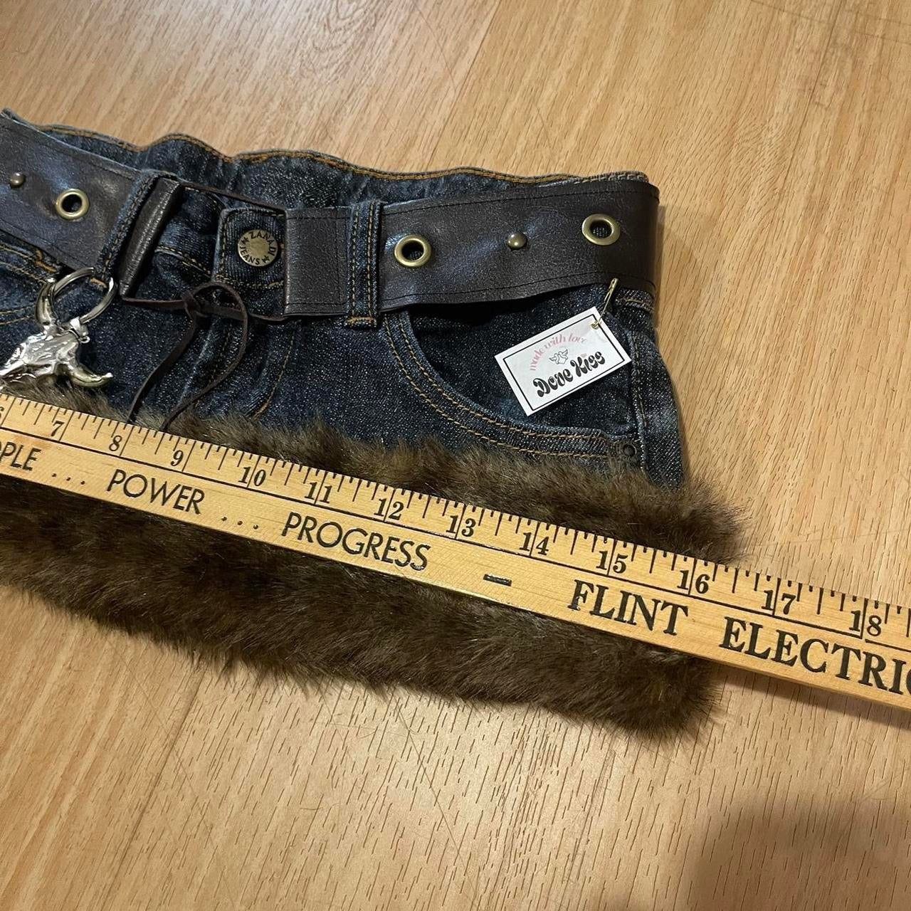 ୨୧ 𝐃𝐎𝐕𝐄 𝐊𝐈𝐒𝐒 2000s grunge micro mini faux fur trim skirt