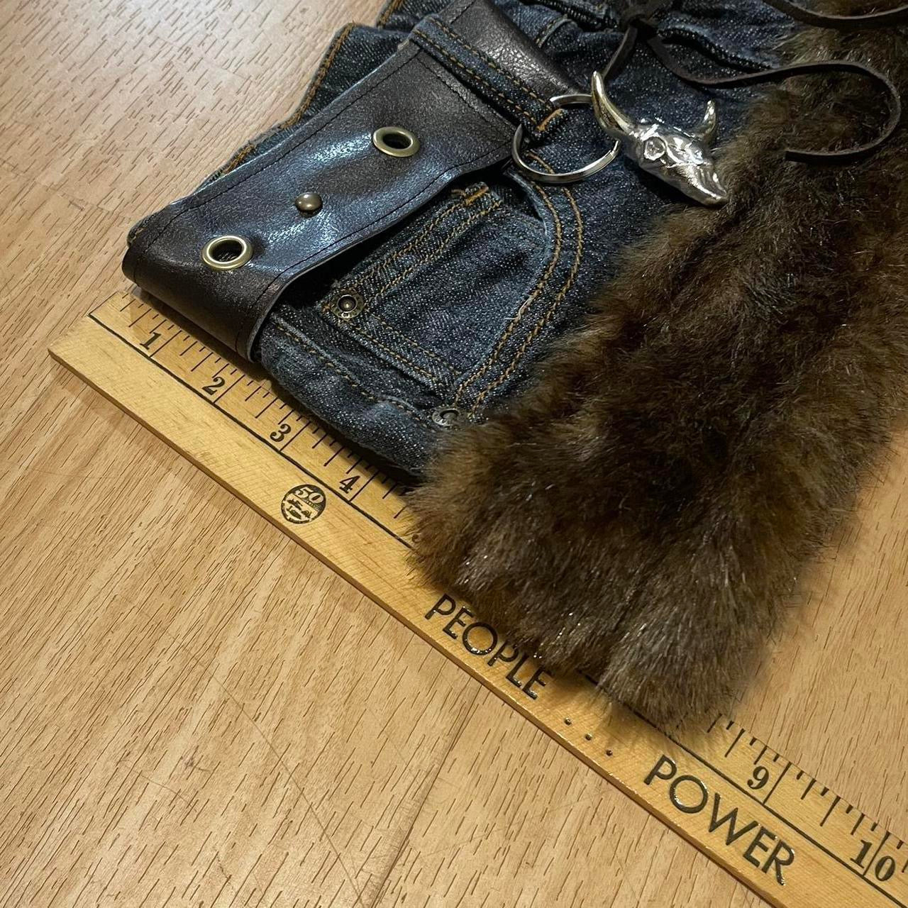 ୨୧ 𝐃𝐎𝐕𝐄 𝐊𝐈𝐒𝐒 2000s grunge micro mini faux fur trim skirt