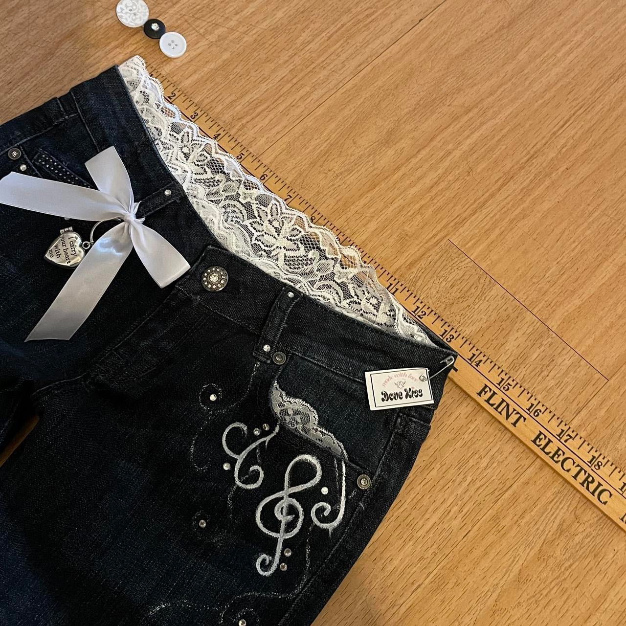 ୨୧ 𝐃𝐎𝐕𝐄 𝐊𝐈𝐒𝐒 “Dove’s Requiem” ribbon flare jeans with matching hair clip