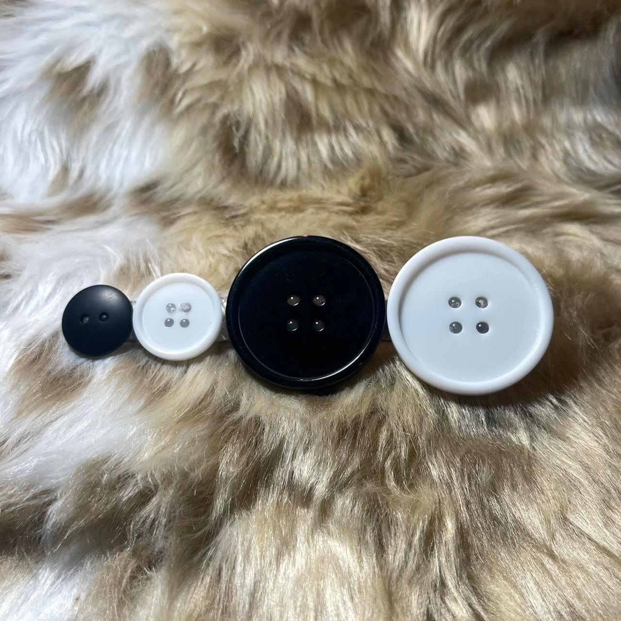 "BUTTON BABE" Jumbo Hair Clip ୨୧