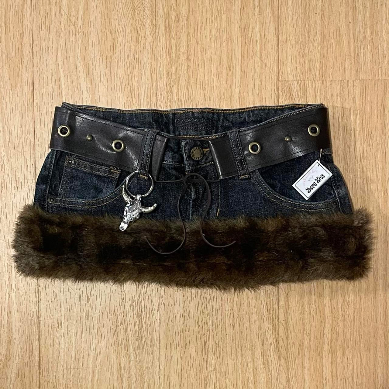 ୨୧ 𝐃𝐎𝐕𝐄 𝐊𝐈𝐒𝐒 2000s grunge micro mini faux fur trim skirt
