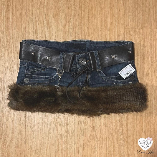 ୨୧ 𝐃𝐎𝐕𝐄 𝐊𝐈𝐒𝐒 2000s grunge micro mini faux fur trim skirt