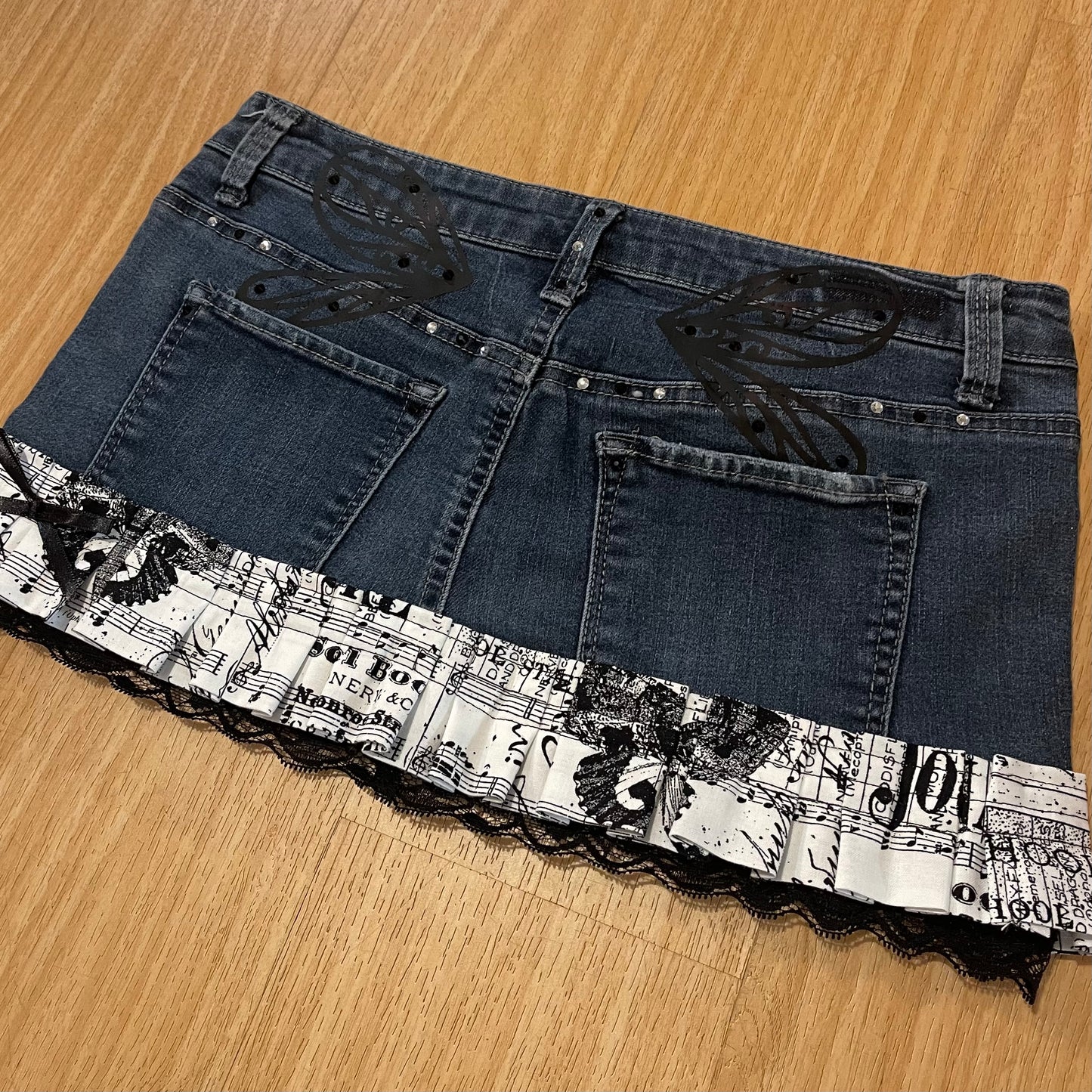 𓏲ּ𝄢 𝐃𝐎𝐕𝐄 𝐊𝐈𝐒𝐒 2000s ‘Musical Moth’ Princess Mini Skirt - SIZE S