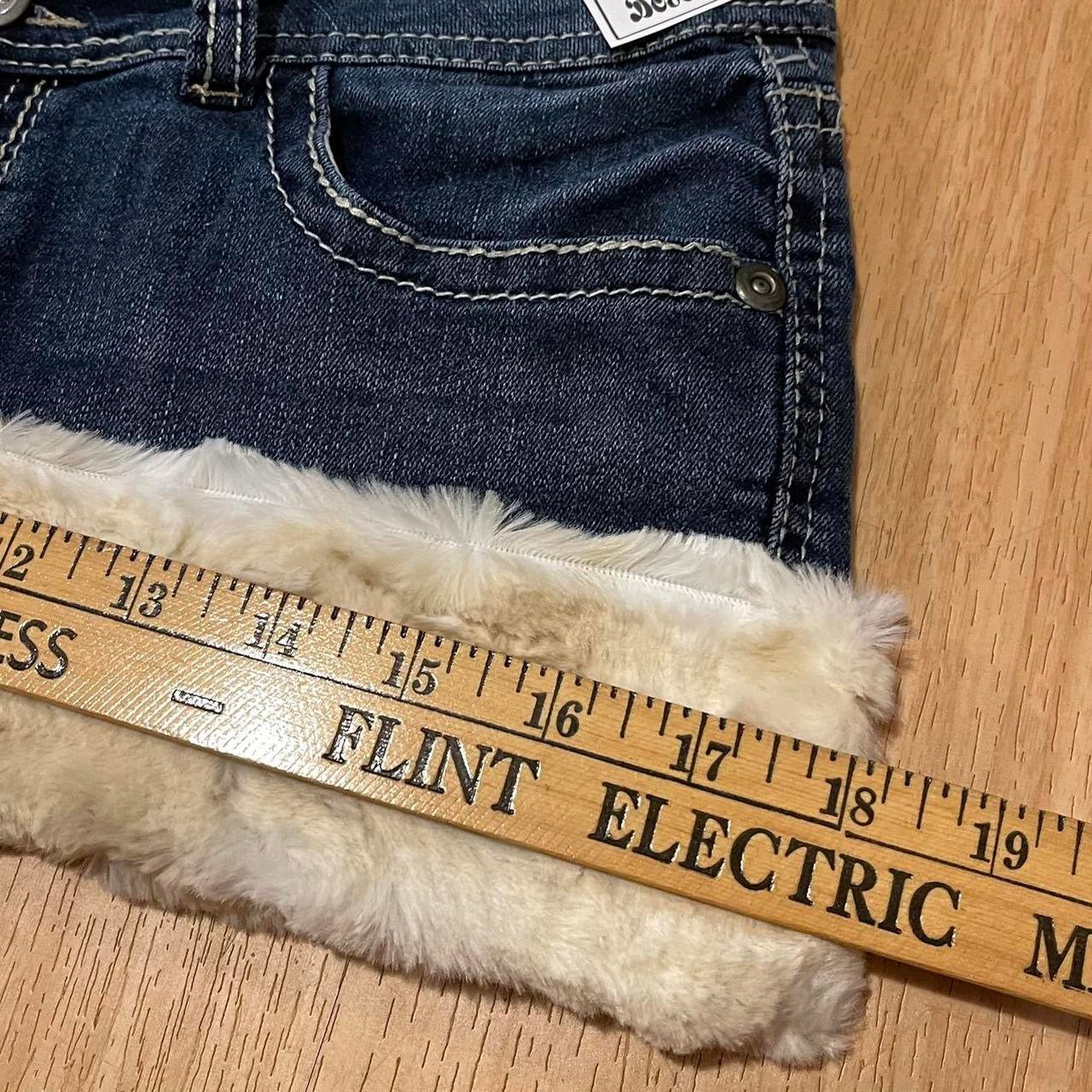 𓏲ּ𝄢 𝐃𝐎𝐕𝐄 𝐊𝐈𝐒𝐒 2000s princess micro mini faux fur trim skirt with hair clip