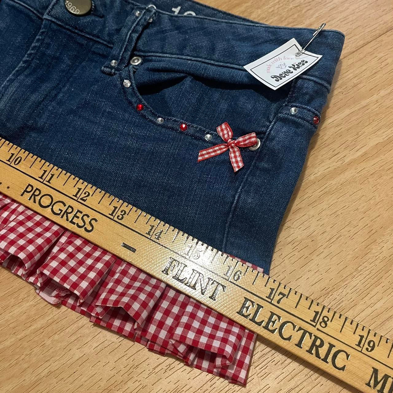 ୨୧ Dove Kiss 2000s farmers daughter mini denim skirt with matching hair clip