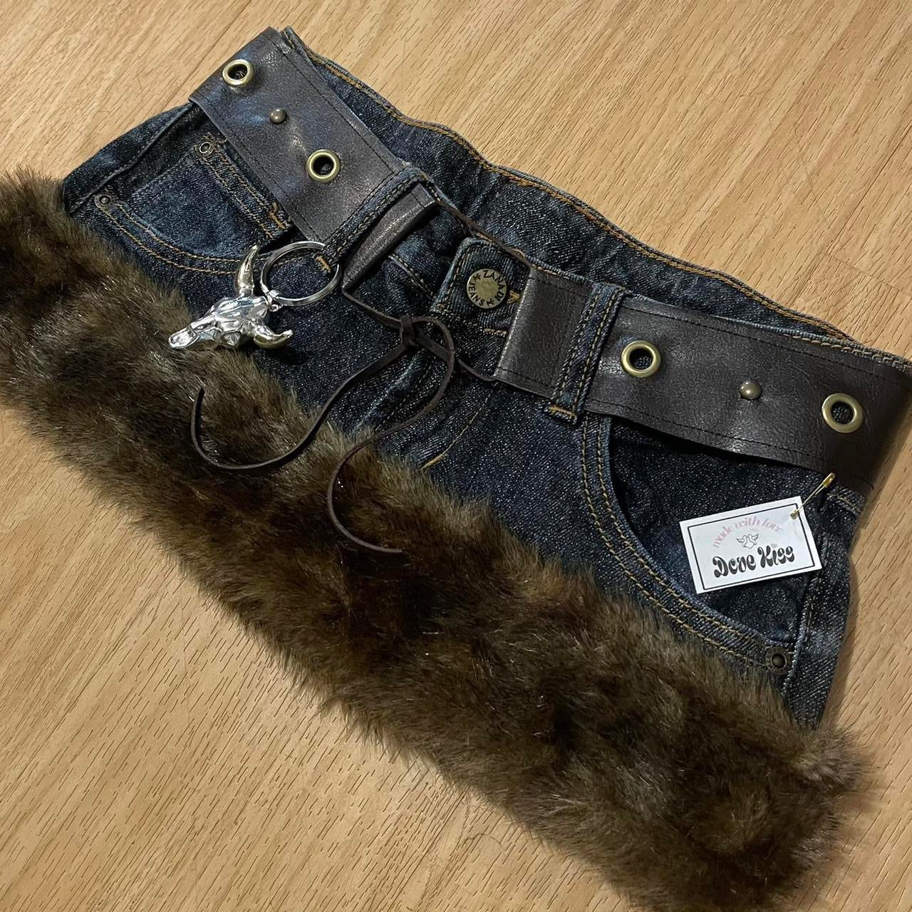 ୨୧ 𝐃𝐎𝐕𝐄 𝐊𝐈𝐒𝐒 2000s grunge micro mini faux fur trim skirt
