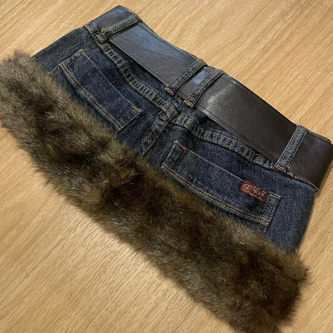 ୨୧ 𝐃𝐎𝐕𝐄 𝐊𝐈𝐒𝐒 2000s grunge micro mini faux fur trim skirt