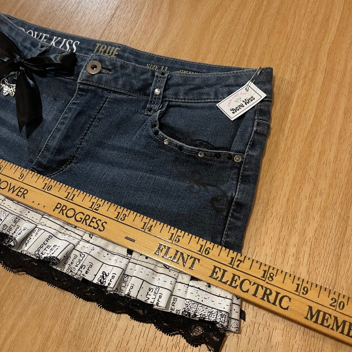 𓏲ּ𝄢 𝐃𝐎𝐕𝐄 𝐊𝐈𝐒𝐒 2000s ‘Musical Moth’ Princess Mini Skirt - SIZE S