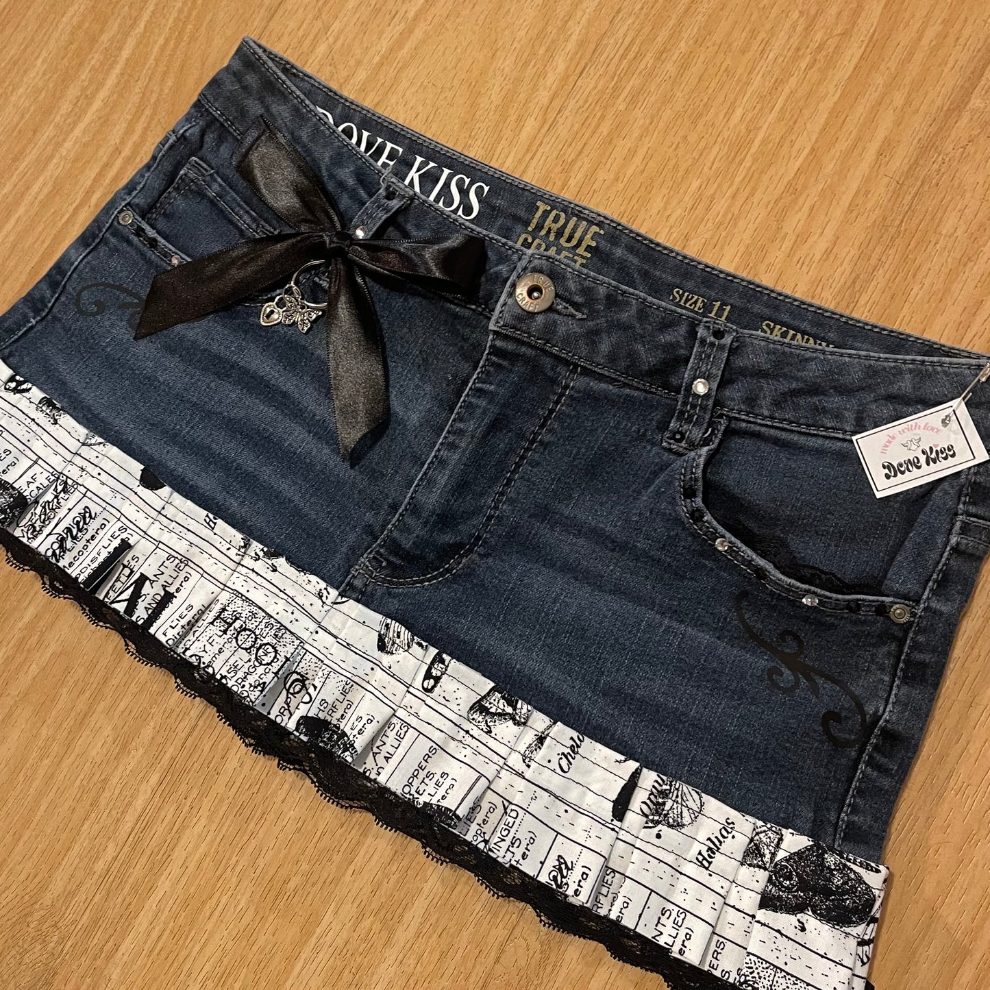 𓏲ּ𝄢 𝐃𝐎𝐕𝐄 𝐊𝐈𝐒𝐒 2000s ‘Musical Moth’ Princess Mini Skirt - SIZE S