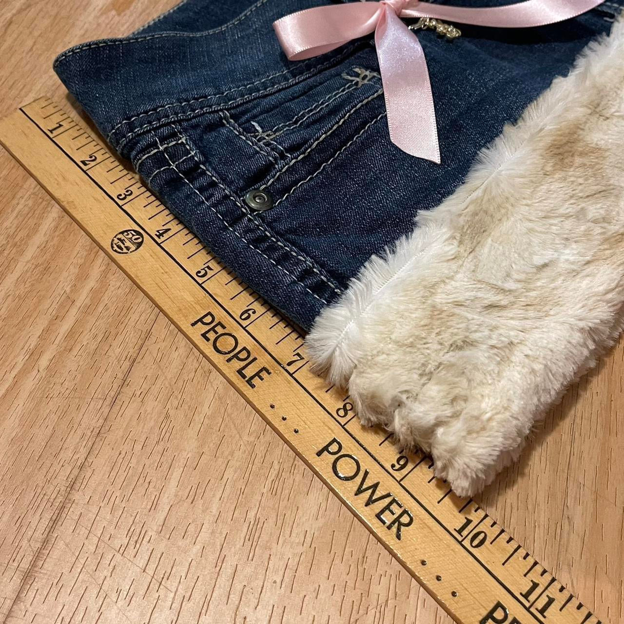 𓏲ּ𝄢 𝐃𝐎𝐕𝐄 𝐊𝐈𝐒𝐒 2000s princess micro mini faux fur trim skirt with hair clip