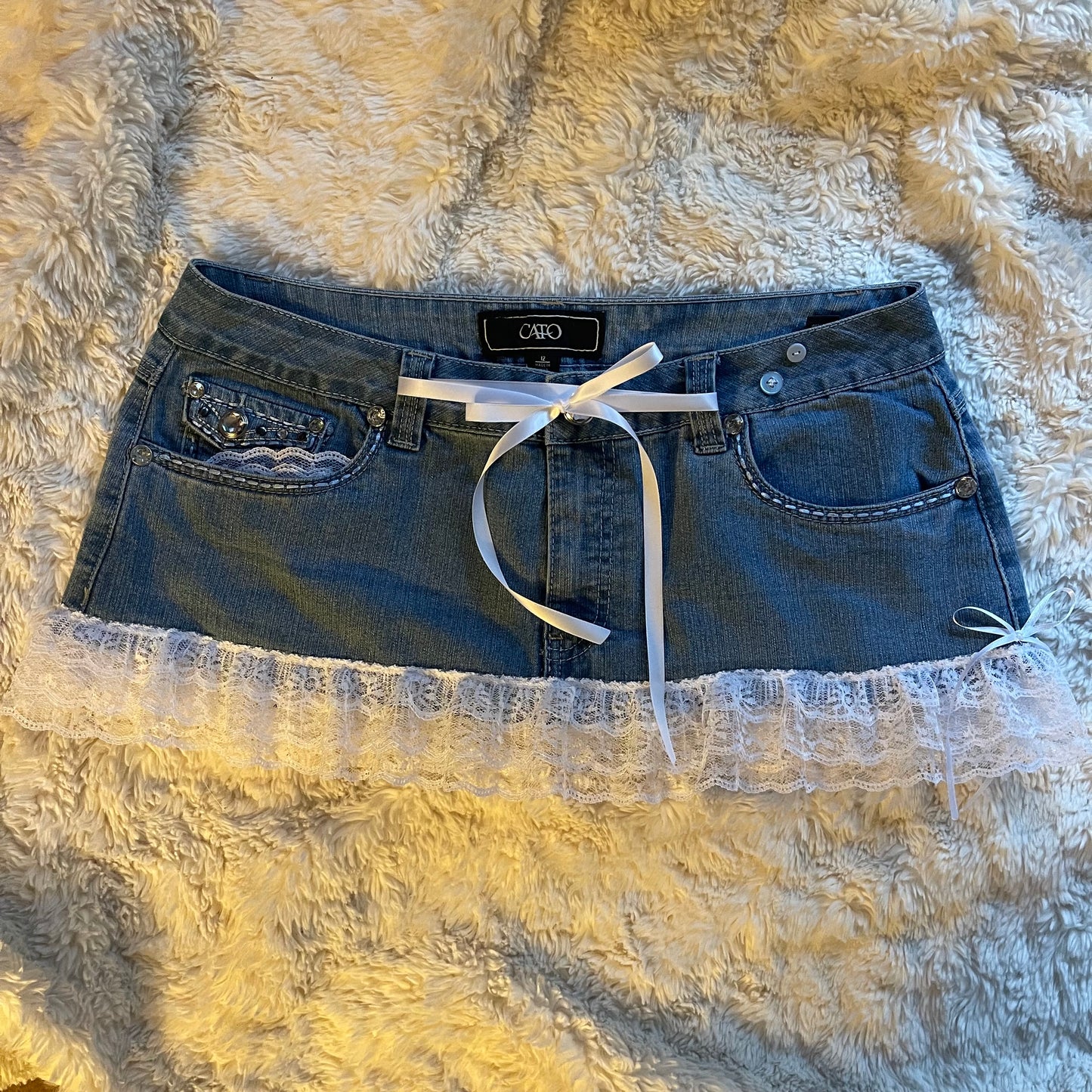 ୨୧ reworked OOAK 2000s extreme denim micro light wash mini skirt with lace trim & white bows